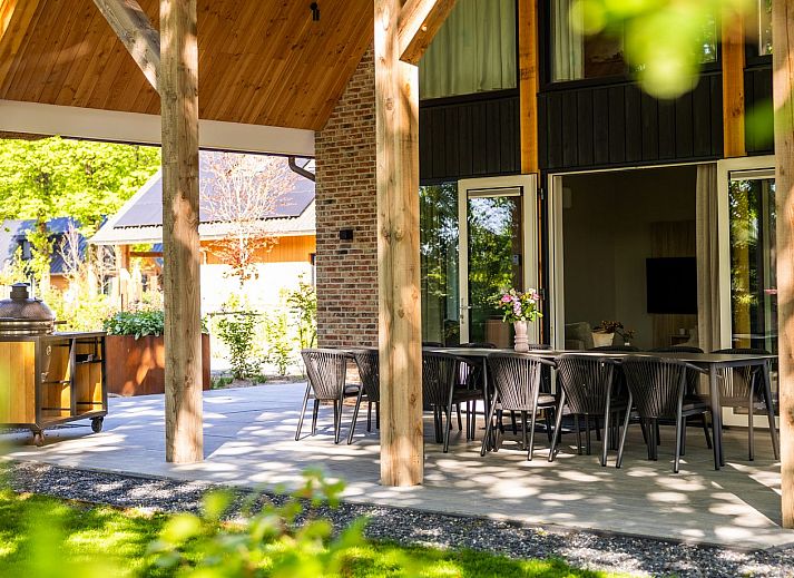 Wellnessruimte in Boerderij Villa met Binnenzwembad & Wellness, Wekerom, Veluwe, met luxe sauna en jacuzzi.