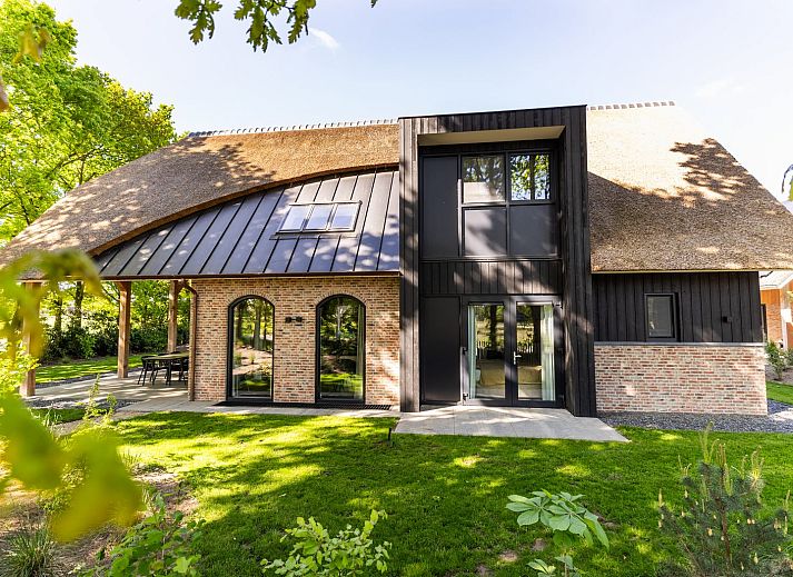 Wellnessruimte in Boerderij Villa met Binnenzwembad & Wellness, Wekerom, Veluwe, met luxe sauna en jacuzzi.