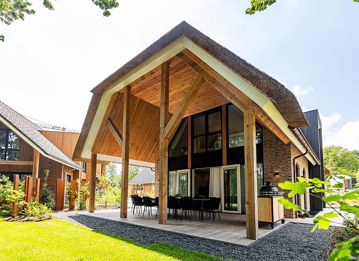 Wellnessruimte in Boerderij Villa met Binnenzwembad & Wellness, Wekerom, Veluwe, met luxe sauna en jacuzzi.