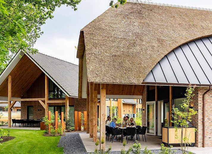 Wellnessruimte in Boerderij Villa met Binnenzwembad & Wellness, Wekerom, Veluwe, met luxe sauna en jacuzzi.