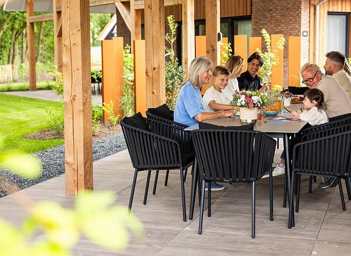 Voorzijde van Boerderij Villa met Binnenzwembad & Wellness in Wekerom, omgeven door groene natuur.