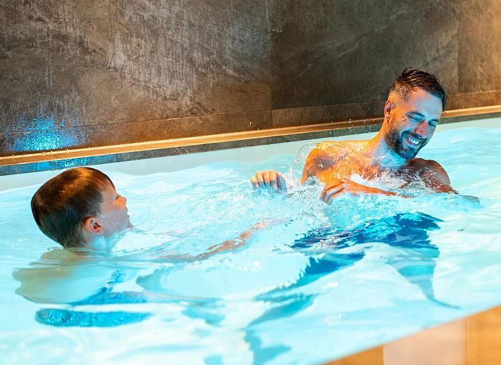 Voorzijde van Boerderij Villa met Binnenzwembad & Wellness in Wekerom, omgeven door groene natuur.