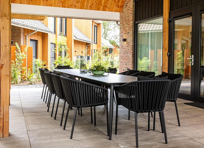 Boerderij Villa met Binnenzwembad & Wellness in Wekerom, Gelderland, met rieten dak en terras.