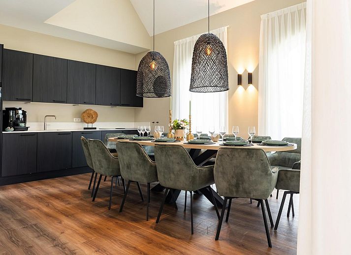 Gezellige zithoek op het terras van Boerderij Villa met Binnenzwembad & Wellness in Wekerom, Veluwe.