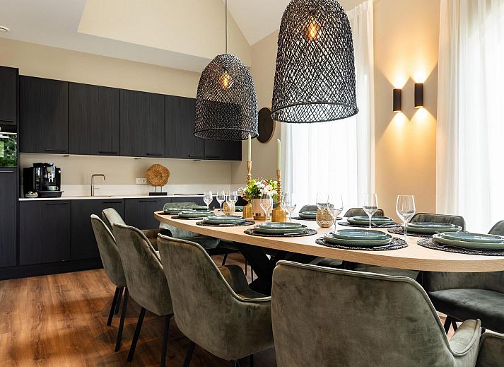 Gezellige zithoek op het terras van Boerderij Villa met Binnenzwembad & Wellness in Wekerom, Veluwe.