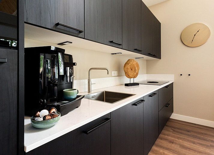 Gezellige zithoek op het terras van Boerderij Villa met Binnenzwembad & Wellness in Wekerom, Veluwe.