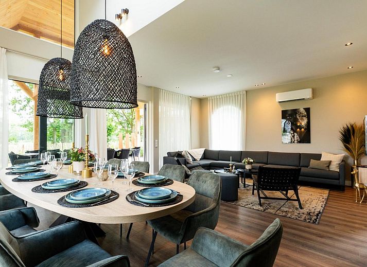 Overdekt terras bij Boerderij Villa met Binnenzwembad & Wellness in Wekerom, Gelderland, ideaal voor buiten dineren.