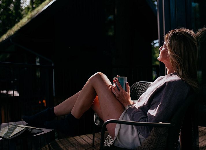 Veranda der Natur Villa mit Whirlpool & Sauna in Wekerom, Veluwe. Perfekter Ort zum Entspannen in der Natur.