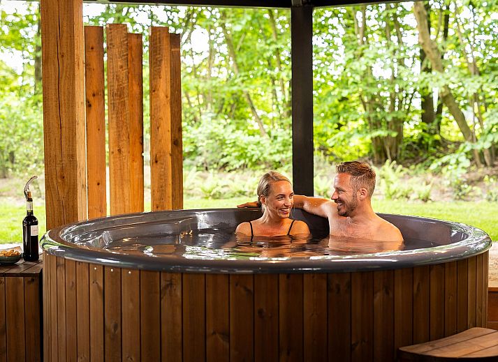 Veranda der Natur Villa mit Whirlpool & Sauna in Wekerom, Veluwe. Perfekter Ort zum Entspannen in der Natur.