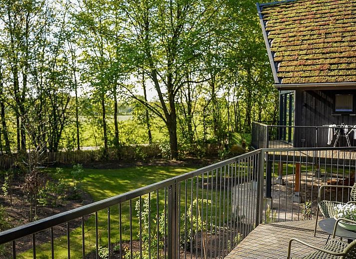 Gemuetlicher Essbereich in der Naturvilla mit Whirlpool und Sauna, Wekerom, Veluwe. Stimmungsvoller Rahmen fuer eine Dinnerparty.