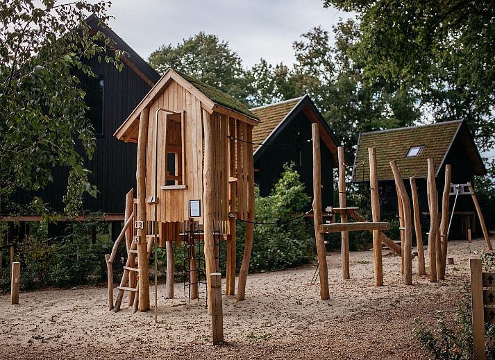 Gemuetlicher Essbereich in der Naturvilla mit Whirlpool und Sauna, Wekerom, Veluwe. Stimmungsvoller Rahmen fuer eine Dinnerparty.
