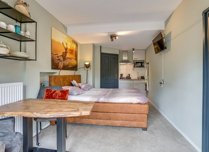 Attraktives Schlafzimmer des Studios REE in Wekerom, Veluwe, Gelderland mit Blick auf ein bewaldetes Gebiet.