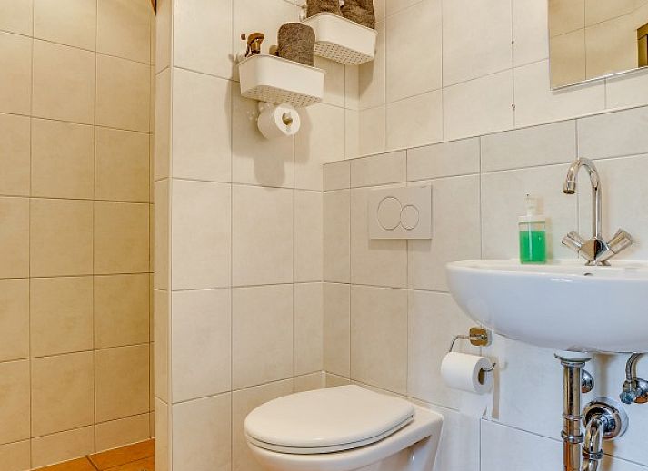 Charmanter Eingang zum Studio REE, Bed and Breakfast in Wekerom, Veluwe mit Gruenpflanzen und Backsteinmauer.