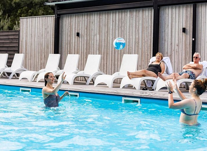 Entspannung im Whirlpool in Nature Villa with Hot Tub, Wekerom, Veluwe, Gelderland, Ferienwohnung fuer 2 Personen