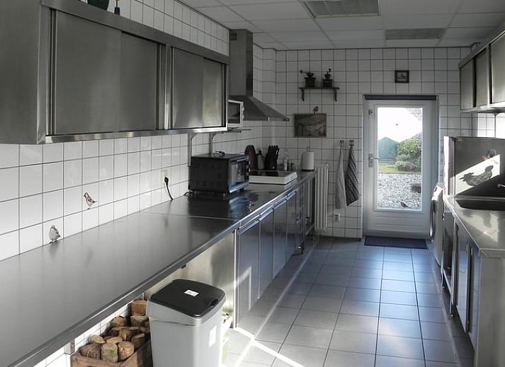 Gemuetliches Wohnzimmer im Ferienhaus Hoog Soeren, Veluwe, mit Holzeinrichtung.