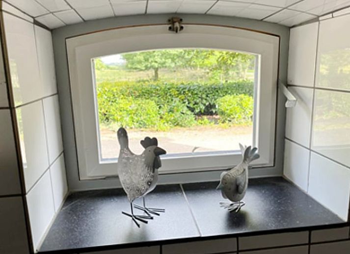 Gemuetliches Wohnzimmer im Ferienhaus Hoog Soeren, Veluwe, mit Holzeinrichtung.