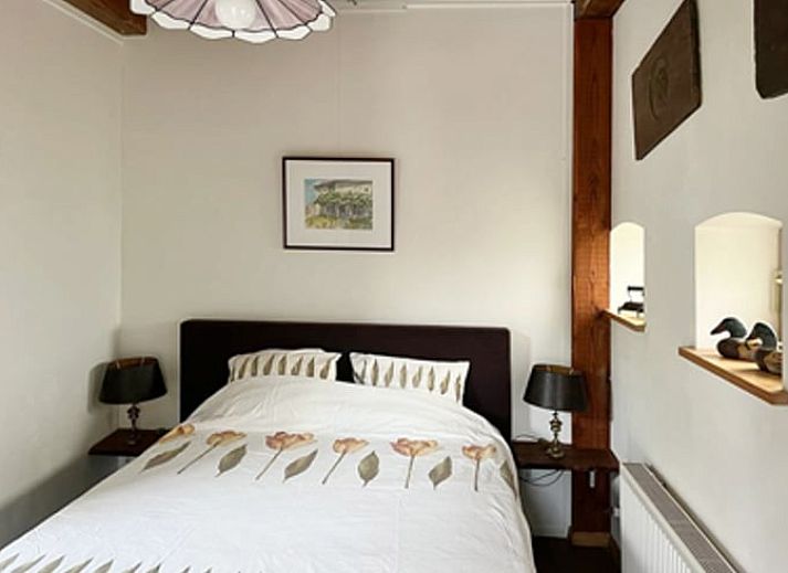 Gemuetliches Wohnzimmer im Ferienhaus Hoog Soeren, Veluwe, mit Holzeinrichtung.