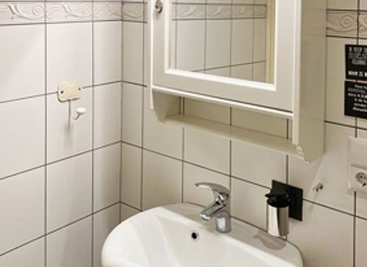 Gemuetliches Wohnzimmer im Ferienhaus Hoog Soeren, Veluwe, mit Holzeinrichtung.