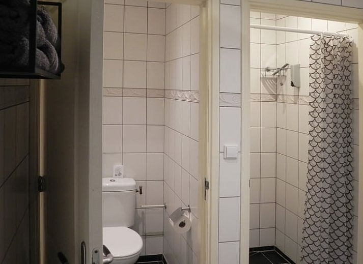 Gemuetliches Wohnzimmer im Ferienhaus Hoog Soeren, Veluwe, mit Holzeinrichtung.