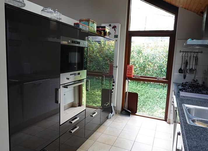 Rustiek bospad naar vakantiehuisje in Bennekom, gelegen op de Veluwe in Gelderland.