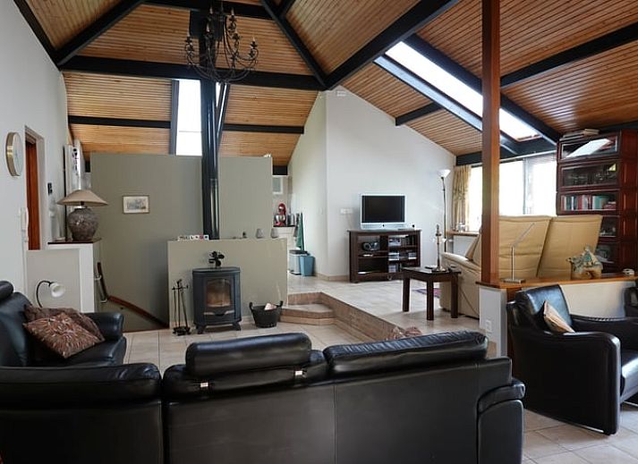 Ingang van vakantiehuisje in Bennekom met bloeiende rododendrons, perfect voor een Veluwe vakantie.