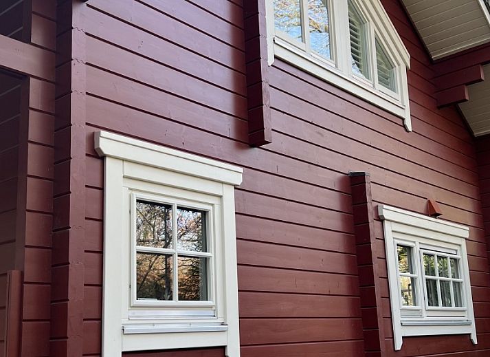 Boshuis Denne in Bennekom, Veluwe, Gelderland surrounded by green nature and colorful flowers at vacation home.