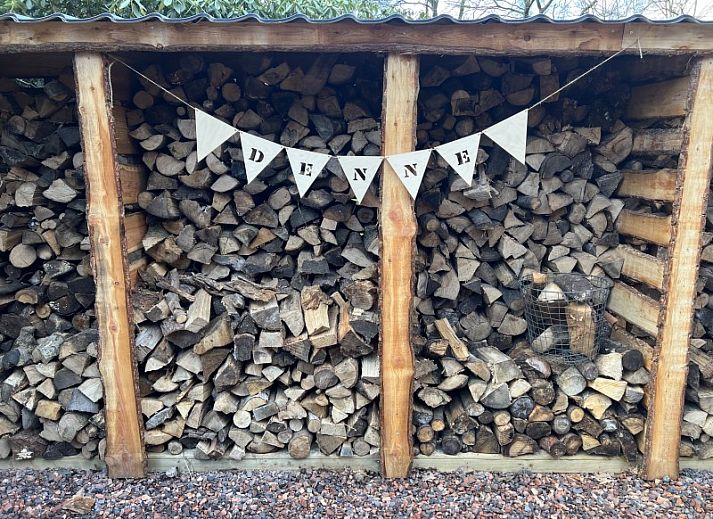 Spacious terrace and green garden at Boshuis Denne, vacation home in Bennekom, Veluwe, Gelderland for relaxation.