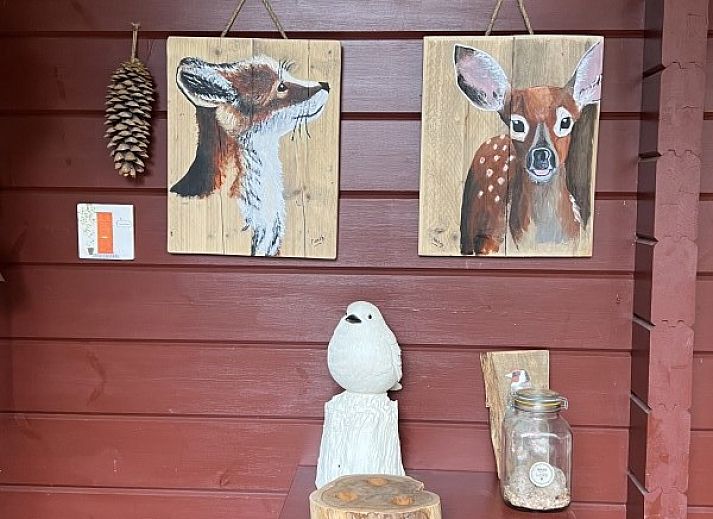 Spacious terrace and green garden at Boshuis Denne, vacation home in Bennekom, Veluwe, Gelderland for relaxation.