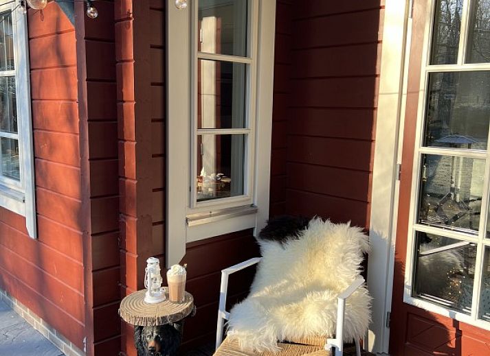 Spacious terrace and green garden at Boshuis Denne, vacation home in Bennekom, Veluwe, Gelderland for relaxation.