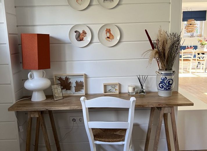 Outdoor area with barbecue and swing at Boshuis Denne, vacation home in Bennekom, Veluwe, Gelderland for conviviality.