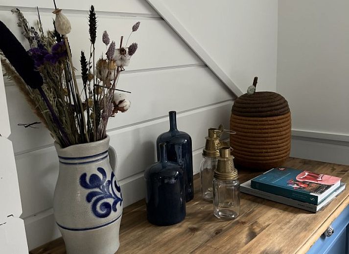Sunny terrace with dining table at Boshuis Denne, vacation home in Bennekom, Veluwe, Gelderland for outdoor meals.