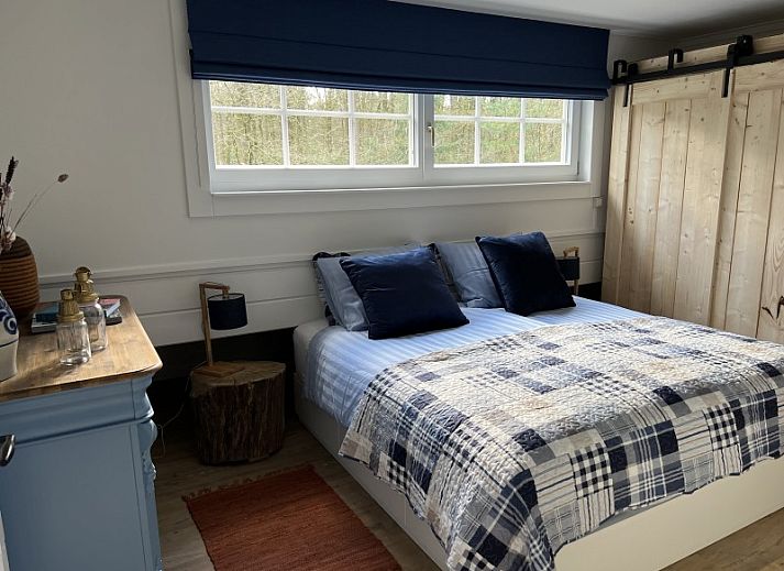 Sunny terrace with dining table at Boshuis Denne, vacation home in Bennekom, Veluwe, Gelderland for outdoor meals.