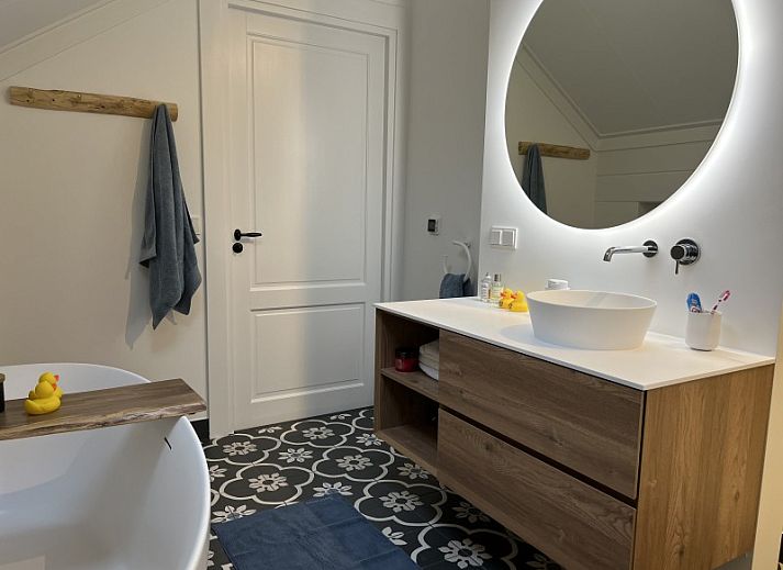 Sunny terrace with dining table at Boshuis Denne, vacation home in Bennekom, Veluwe, Gelderland for outdoor meals.