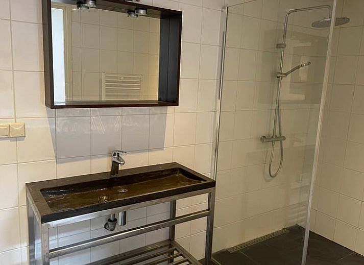 Geniet van ontspanning bij het Huisje in Bennekom, Veluwe, met een luxe hot tub op het terras omringd door groene natuur.