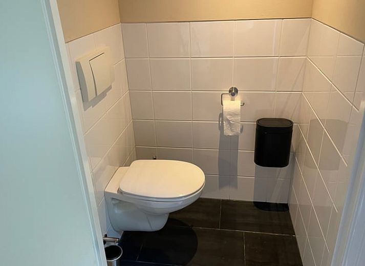 Geniet van ontspanning bij het Huisje in Bennekom, Veluwe, met een luxe hot tub op het terras omringd door groene natuur.