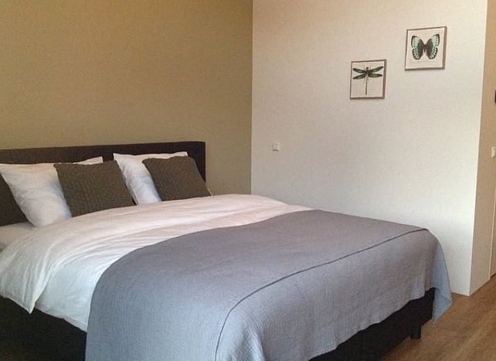 Vakantiehuisje in Eerbeek op de Veluwe, Gelderland, omgeven door kleurrijke bloemen en weidse natuur voor een ontspannen verblijf.