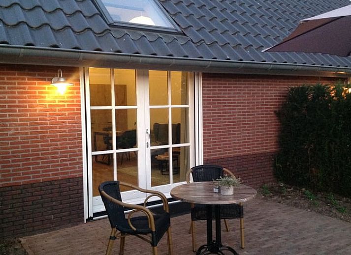 Vakantiehuisje in Eerbeek op de Veluwe, Gelderland, omgeven door kleurrijke bloemen en weidse natuur voor een ontspannen verblijf.