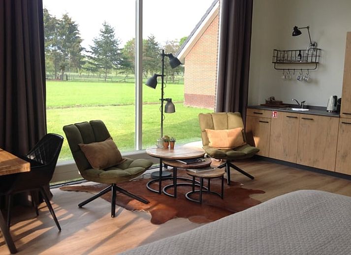 Vakantiehuisje in Eerbeek op de Veluwe, Gelderland, omgeven door kleurrijke bloemen en weidse natuur voor een ontspannen verblijf.