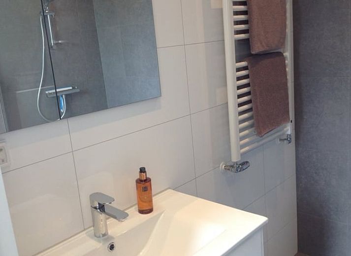 Vakantiehuisje in Eerbeek op de Veluwe, Gelderland, omgeven door kleurrijke bloemen en weidse natuur voor een ontspannen verblijf.