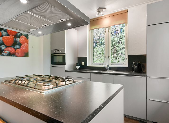 Uitgebreide eetkamer in Coldenhove 10-persoons bungalow, Eerbeek, Veluwe, Gelderland.