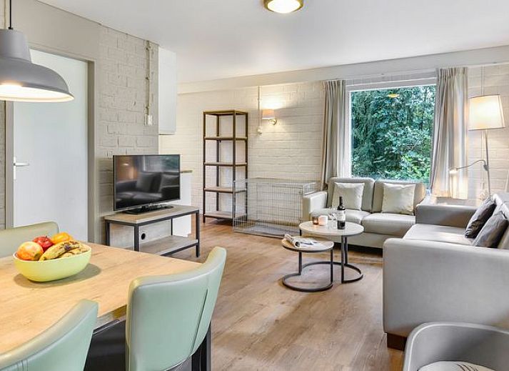Gezellige woonkamer in Coldenhove 6-persoons hondenbungalow in Eerbeek, Veluwe, Gelderland.