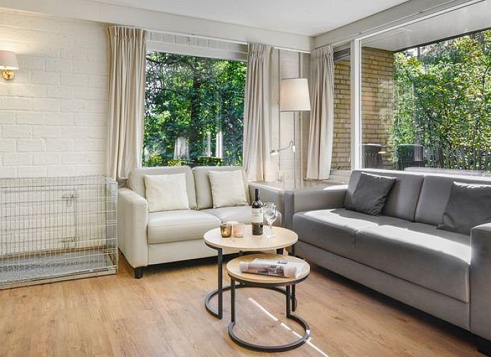 Gezellige woonkamer in Coldenhove 6-persoons hondenbungalow in Eerbeek, Veluwe, Gelderland.