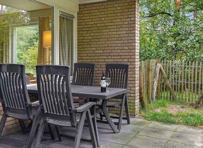 Lichte zithoek met uitzicht op natuur in Coldenhove 6-persoons hondenbungalow in Eerbeek, Veluwe.