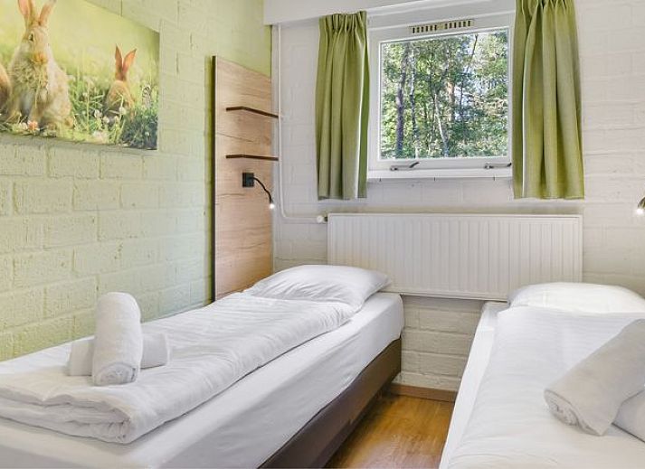 Eetruimte met uitzicht op tuin in Coldenhove 6-persoons hondenbungalow, Eerbeek, Veluwe.