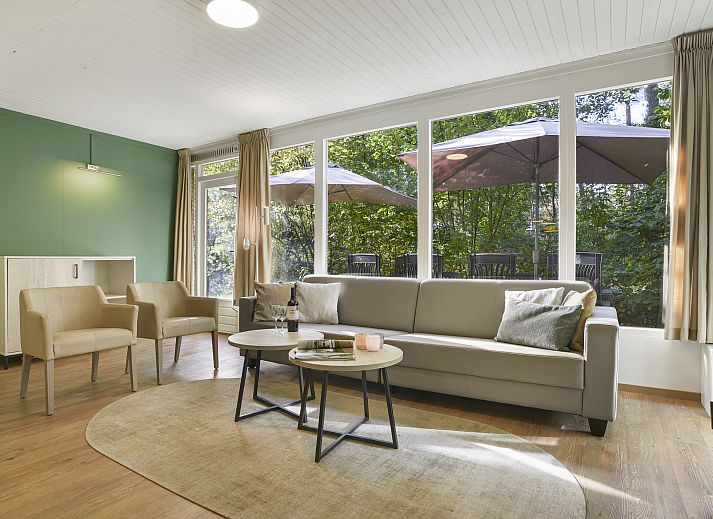 Gemuetliches Wohnzimmer des 8-Personen-Bungalows Coldenhove in Eerbeek, Veluwe mit Kamin.