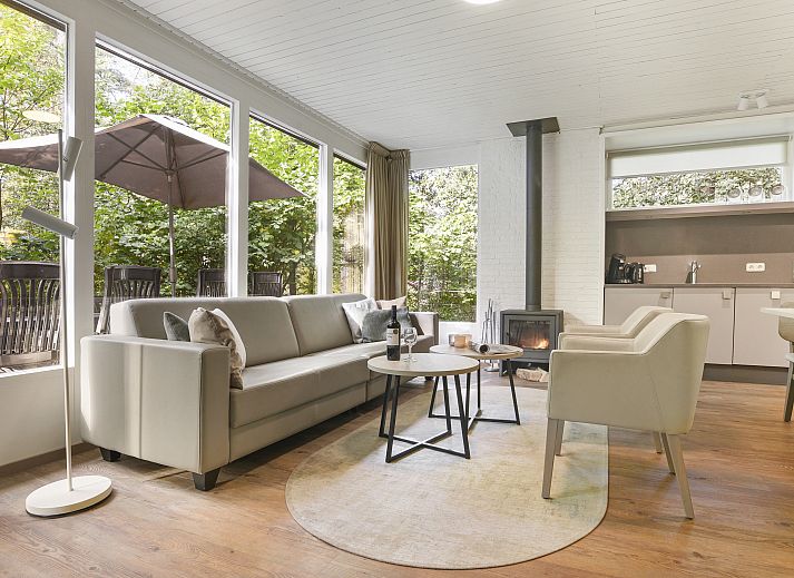 Gemuetliches Wohnzimmer des 8-Personen-Bungalows Coldenhove in Eerbeek, Veluwe mit Kamin.
