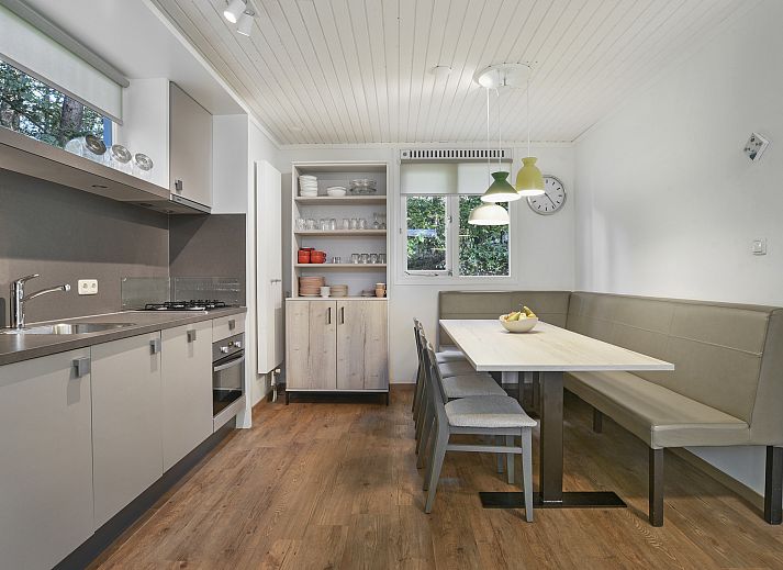 Gemuetliches Wohnzimmer des 8-Personen-Bungalows Coldenhove in Eerbeek, Veluwe mit Kamin.