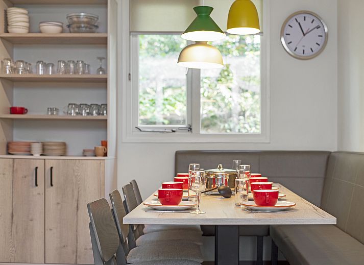 Helles Wohnzimmer im 8-Bett-Bungalow Coldenhove, Eerbeek, Veluwe mit Blick auf die Terrasse.