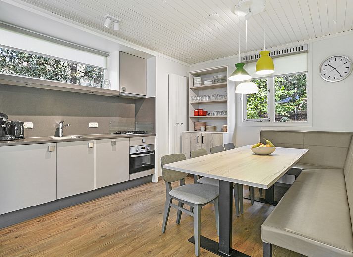 Helles Wohnzimmer im 8-Bett-Bungalow Coldenhove, Eerbeek, Veluwe mit Blick auf die Terrasse.
