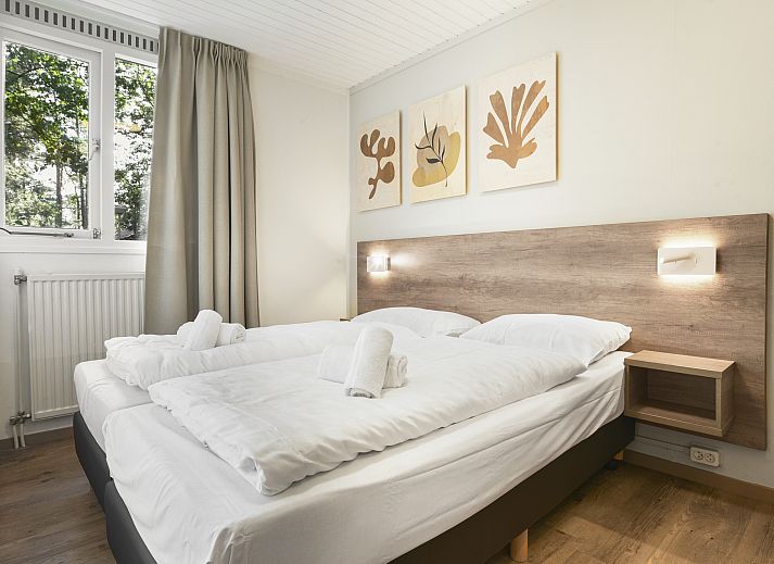 Helles Wohnzimmer im 8-Bett-Bungalow Coldenhove, Eerbeek, Veluwe mit Blick auf die Terrasse.